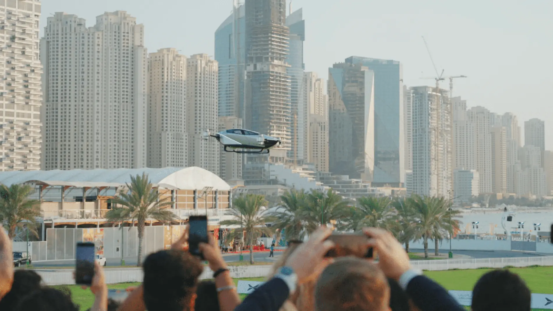 Se dio el primer vuelo de un auto en Dubai, un fenómeno que abre la puerta a una nueva industria